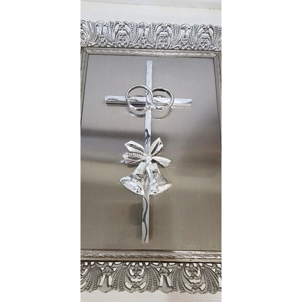 Unbranded hingled metal